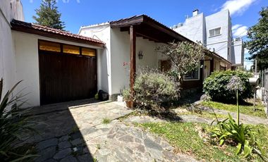 Venta casa 4 ambientes con cochera y jardín en Wilde