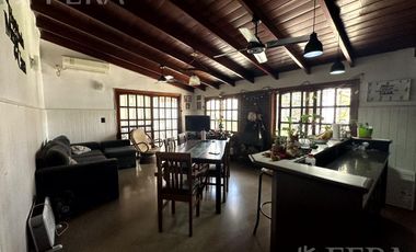 Venta casa 4 ambientes con cochera y jardín en Wilde