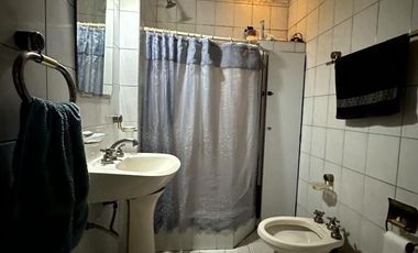 Venta casa 4 ambientes con cochera y jardín en Wilde