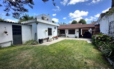 Venta casa 4 ambientes con cochera y jardín en Wilde