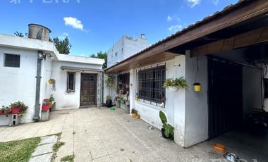 Venta casa 4 ambientes con cochera y jardín en Wilde