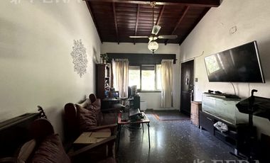 Venta casa 4 ambientes con cochera y jardín en Wilde