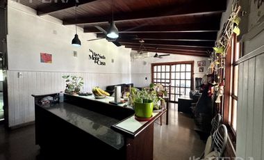 Venta casa 4 ambientes con cochera y jardín en Wilde