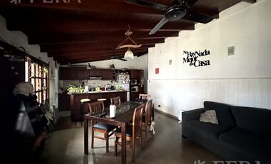 Venta casa 4 ambientes con cochera y jardín en Wilde