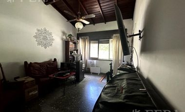 Venta casa 4 ambientes con cochera y jardín en Wilde