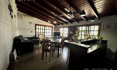 Venta casa 4 ambientes con cochera y jardín en Wilde