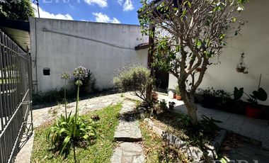 Venta casa 4 ambientes con cochera y jardín en Wilde