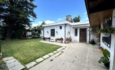 Venta casa 4 ambientes con cochera y jardín en Wilde