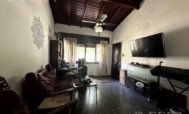 Venta casa 4 ambientes con cochera y jardín en Wilde