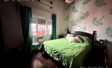 Venta casa 4 ambientes con cochera y jardín en Wilde
