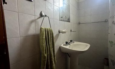 Venta casa 4 ambientes con cochera y jardín en Wilde