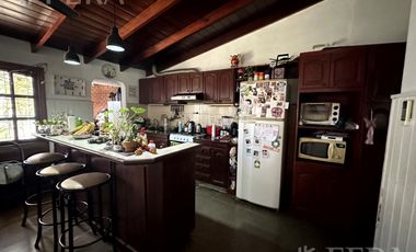 Venta casa 4 ambientes con cochera y jardín en Wilde