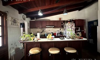 Venta casa 4 ambientes con cochera y jardín en Wilde