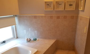 Casa AMOBLADA fondo Golf, 4 dorm. pileta y gran patio Lomas de La Carolina