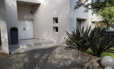 Casa AMOBLADA fondo Golf, 4 dorm. pileta y gran patio Lomas de La Carolina