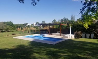 Casa AMOBLADA fondo Golf, 4 dorm. pileta y gran patio Lomas de La Carolina