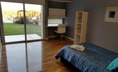 Casa AMOBLADA fondo Golf, 4 dorm. pileta y gran patio Lomas de La Carolina