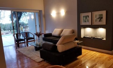 Casa AMOBLADA fondo Golf, 4 dorm. pileta y gran patio Lomas de La Carolina