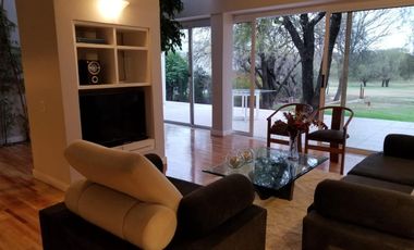 Casa AMOBLADA fondo Golf, 4 dorm. pileta y gran patio Lomas de La Carolina