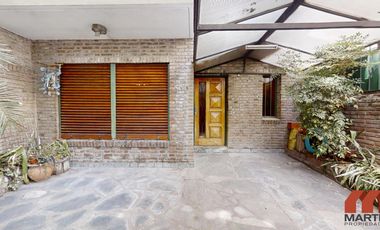 Casa en alquiler en Martínez 4 ambientes baño y toilette patio quincho cerrado y cochera x 2