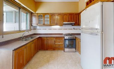 Casa en alquiler en Martínez 4 ambientes baño y toilette patio quincho cerrado y cochera x 2