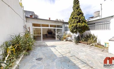 Casa en alquiler en Martínez 4 ambientes baño y toilette patio quincho cerrado y cochera x 2
