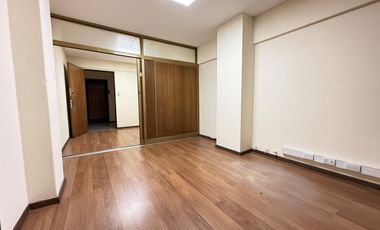 Oficina dividida en Galeria la Favorita. Pleno microcentro