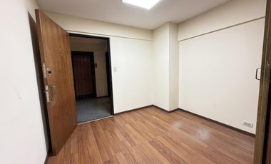 Oficina dividida en Galeria la Favorita. Pleno microcentro