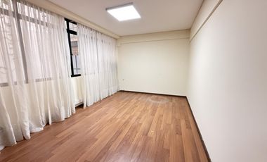 Oficina dividida en Galeria la Favorita. Pleno microcentro