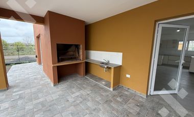 Venta casa 3 dormitorios - Barrio Los Sauces– Fernández Oro