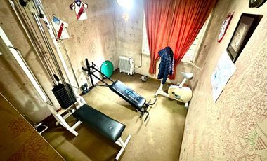 CASA / DUPLEX 4 AMBIENTES CON DEPENDENCIA, COCHERA, PISCINA Y JARDIN EN BARRACAS VENTA