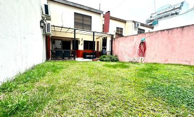 CASA / DUPLEX 4 AMBIENTES CON DEPENDENCIA, COCHERA, PISCINA Y JARDIN EN BARRACAS VENTA