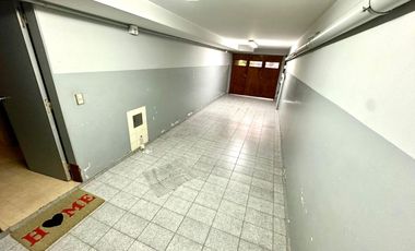 CASA / DUPLEX 4 AMBIENTES CON DEPENDENCIA, COCHERA, PISCINA Y JARDIN EN BARRACAS VENTA