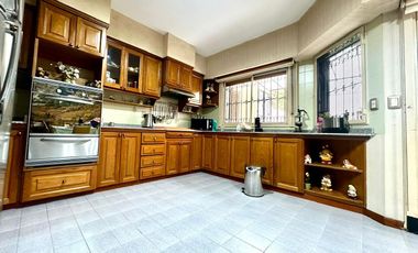 CASA / DUPLEX 4 AMBIENTES CON DEPENDENCIA, COCHERA, PISCINA Y JARDIN EN BARRACAS VENTA