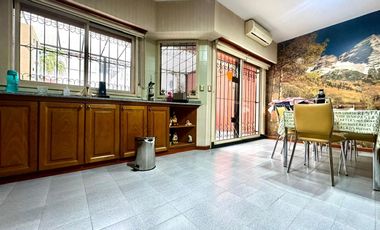 CASA / DUPLEX 4 AMBIENTES CON DEPENDENCIA, COCHERA, PISCINA Y JARDIN EN BARRACAS VENTA