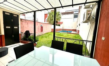 CASA / DUPLEX 4 AMBIENTES CON DEPENDENCIA, COCHERA, PISCINA Y JARDIN EN BARRACAS VENTA