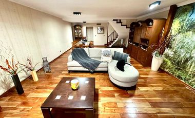 CASA / DUPLEX 4 AMBIENTES CON DEPENDENCIA, COCHERA, PISCINA Y JARDIN EN BARRACAS VENTA