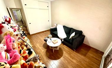 CASA / DUPLEX 4 AMBIENTES CON DEPENDENCIA, COCHERA, PISCINA Y JARDIN EN BARRACAS VENTA