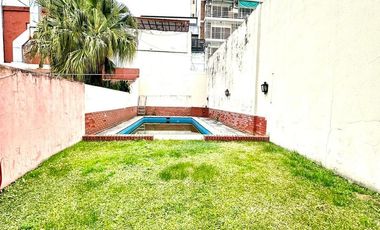 CASA / DUPLEX 4 AMBIENTES CON DEPENDENCIA, COCHERA, PISCINA Y JARDIN EN BARRACAS VENTA