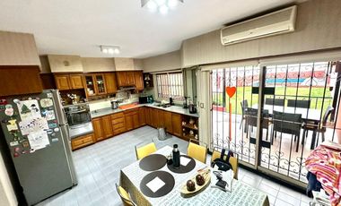 CASA / DUPLEX 4 AMBIENTES CON DEPENDENCIA, COCHERA, PISCINA Y JARDIN EN BARRACAS VENTA