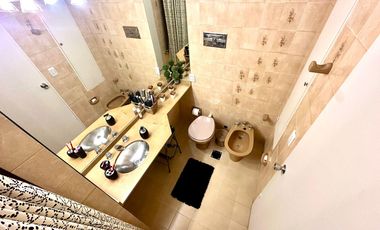 CASA / DUPLEX 4 AMBIENTES CON DEPENDENCIA, COCHERA, PISCINA Y JARDIN EN BARRACAS VENTA