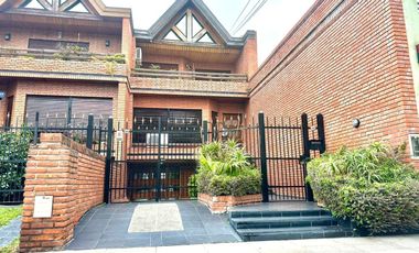 CASA / DUPLEX 4 AMBIENTES CON DEPENDENCIA, COCHERA, PISCINA Y JARDIN EN BARRACAS VENTA