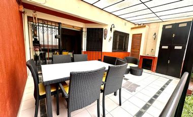 CASA / DUPLEX 4 AMBIENTES CON DEPENDENCIA, COCHERA, PISCINA Y JARDIN EN BARRACAS VENTA