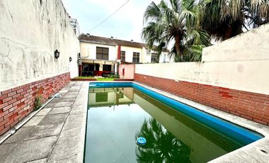 CASA / DUPLEX 4 AMBIENTES CON DEPENDENCIA, COCHERA, PISCINA Y JARDIN EN BARRACAS VENTA
