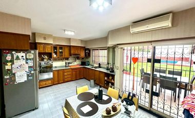 CASA / DUPLEX 4 AMBIENTES CON DEPENDENCIA, COCHERA, PISCINA Y JARDIN EN BARRACAS VENTA