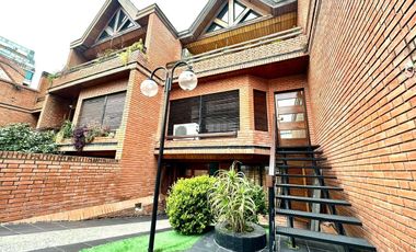 CASA / DUPLEX 4 AMBIENTES CON DEPENDENCIA, COCHERA, PISCINA Y JARDIN EN BARRACAS VENTA