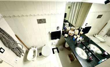 CASA / DUPLEX 4 AMBIENTES CON DEPENDENCIA, COCHERA, PISCINA Y JARDIN EN BARRACAS VENTA