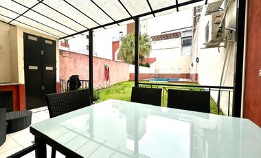 CASA / DUPLEX 4 AMBIENTES CON DEPENDENCIA, COCHERA, PISCINA Y JARDIN EN BARRACAS VENTA