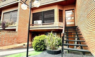 CASA / DUPLEX 4 AMBIENTES CON DEPENDENCIA, COCHERA, PISCINA Y JARDIN EN BARRACAS VENTA