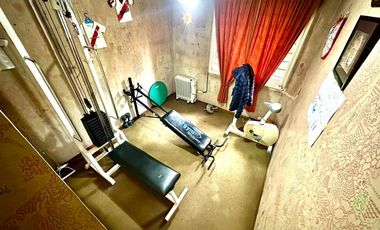 CASA / DUPLEX 4 AMBIENTES CON DEPENDENCIA, COCHERA, PISCINA Y JARDIN EN BARRACAS VENTA